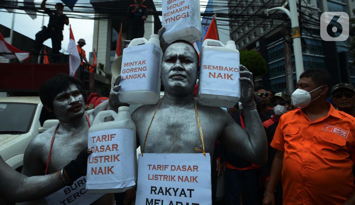 Puluhan buruh melakukan aksi unjuk rasa di depan gedung Kementerian Perdagangan, Jakarta Selasa (22/3/2022). Aksi menuntut Kementerian Perdagangan untuk menurunkan harga minyak goreng dan harga bahan pokok di pasar tradisional serta mendesak Menteri Perdagangan diganti. (merdeka.com/Imam Buhori)
