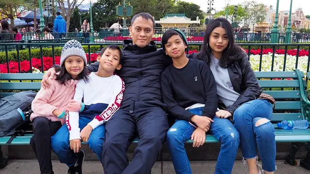 6 Potret Kedekatan Andra Dewa 19 dan Keempat Anaknya, Selalu Kompak