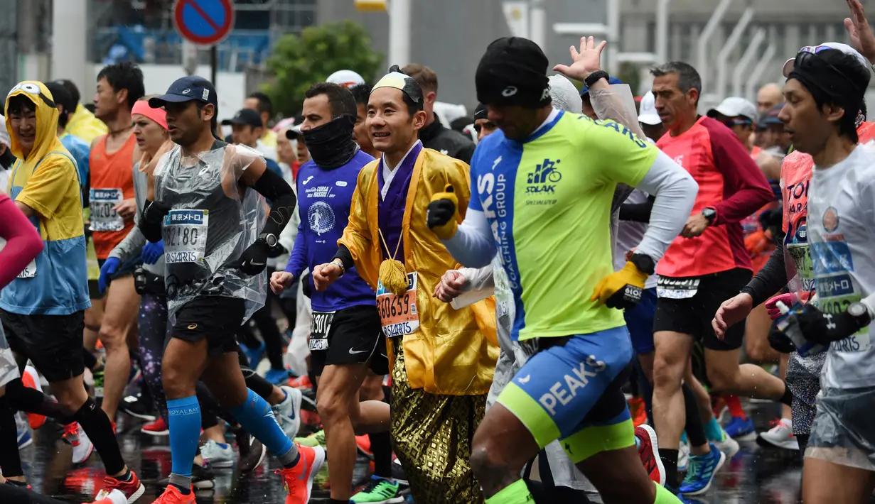 Seorang peserta mengenakan kostum tradisional Jepang selama Tokyo Marathon 2019, Minggu (3/3). Ajang marathon terbesar ini diikuti ribuan peserta dari mancanegara. (AFP Photo/ Kazuhiro Nogi)