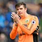 4. Nick Pope (Burnley) – Pria asal Inggris ini awalnya hanya menjadi penghangat bangku cadangan Burnley. Namun sejak mendapat kesempatan bermain, pria 25 tahun ini mampu membayar kepercayaan pelatih dengan penampilan apik. (AFP/Paul Ellis)