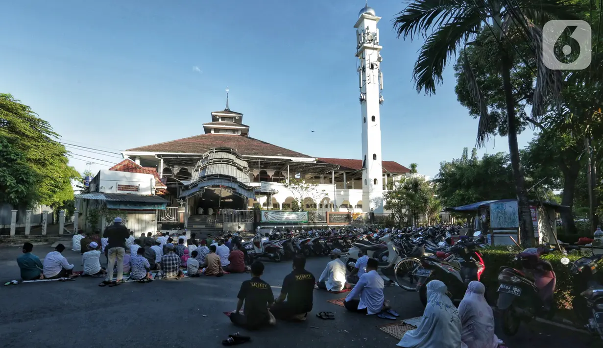 Warga melaksanakan salat Idul Fitri 1441 H berjemaah di Masjid Jami Assa'Dah kebayoran Lama, Jakarta, Sabtu (24/5/2020). Warga yang hendak salat Id diwajibkan untuk menerapkan protokol kesehatan. (Liputan6.com/Johan Tallo)
