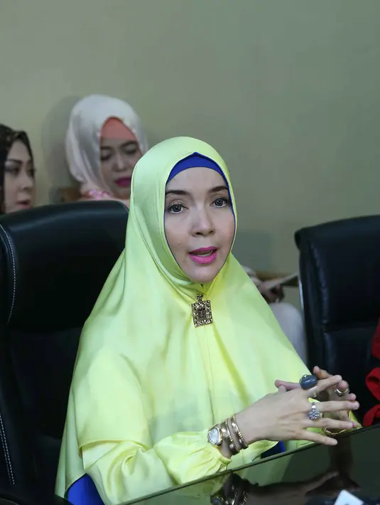 Ada kabar beredar kalau istri siri ustaz Aswan bukan hanya Rima Idris seorang. Pasalnya, dia sempat tanpa sengaja mendengar percakapan mantan suami sirinya itu, saat bertelepon, dengan perempuan dan menggunakan panggilan khusus. (Nurwahyunan/Bintang.com)