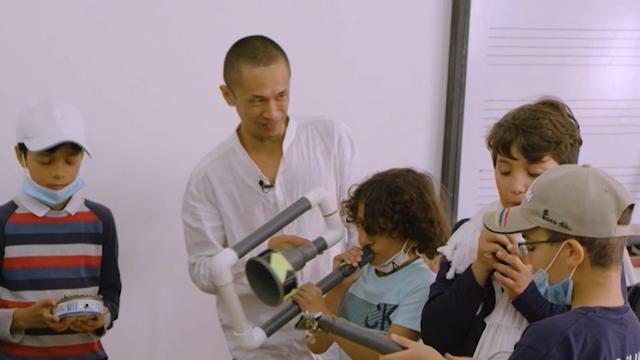 Seorang seniman sulap limbah Kepulauan Mauritius menjadi alat musik.