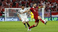 Bek Timnas Indonesia, Jordi Amat (4) menjauhkan bola dari jangkauan gelandang Timnas Irak, Zidane Iqbal dalam laga Grup D Piala Asia 2023, Senin (15/1/2024) malam. (AFP/Karim Jaafar)