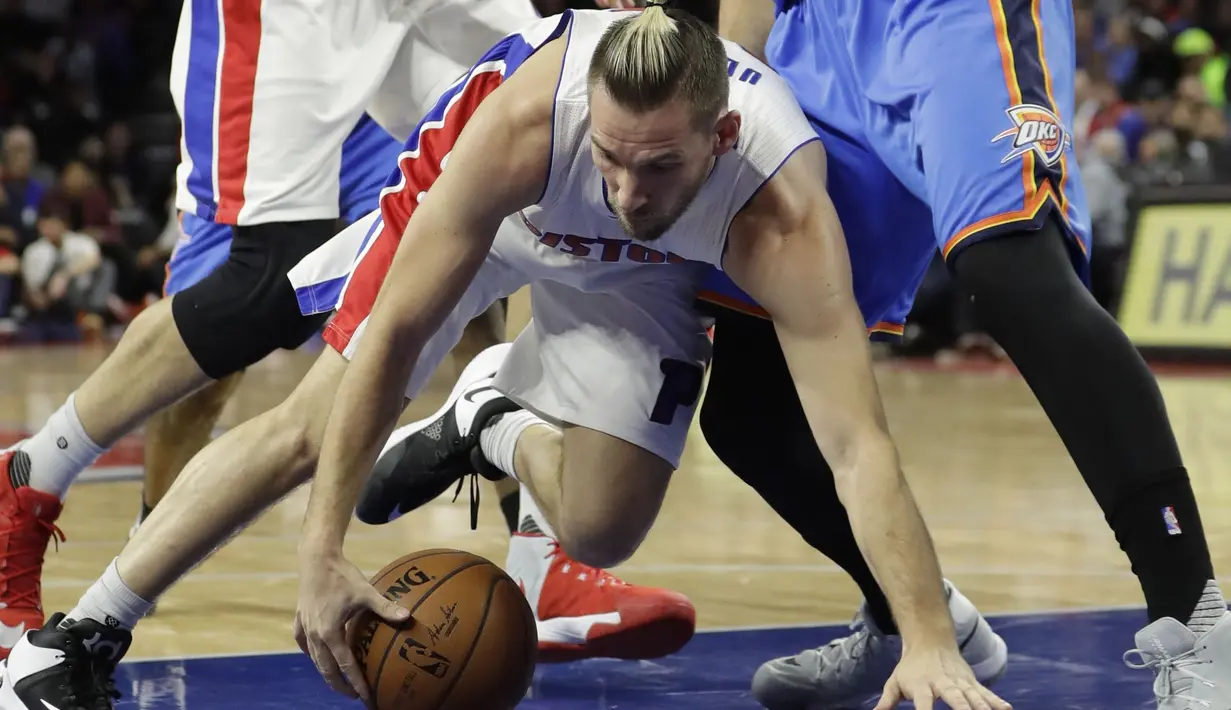Pemain Detroit Pistons, Beno Udrih mencoba mengontrol bola saat dihalangi para pemain Oklahoma City Thunder pada laga NBA basketball game di Auburn Hills, (14/11/2016).  (AP/Carlos Osorio)