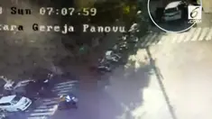 Rekaman CCTV memperlihatkan pengendara sepeda motor saat memasuki halaman Gereja Santa Maria Tak Bercela. Pada saat sepeda motor memasuki halaman, ledakan pun terjadi dan tampak kepulan asap.