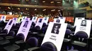 Deretan tempat duduk disertai foto para musisi dan tamu berjejer rapi jelang ajang MTV Video Music Awards (MTV VMA) 2018 di Radio City Music Hall, New York, 17 Agustus 2018. MTV VMA 2018 akan berlangsung 20 Agustus mendatang. (AFP/Angela Weiss)