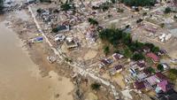 Foto udara yang diambil menggunakan drone ini menunjukkan wilayah yang terdampak banjir bandang di Aceh Tamiang, Pulau Sumatra, Kamis 4 Desember 2025. Kabupaten Aceh Tamiang adalah salah satu wilayah yang mengalami dampak paling parah setelah dihantam banjir bandang dan longsor pada Rabu (26/11/2025) lalu. (AP Photo/Binsar Bakkara)