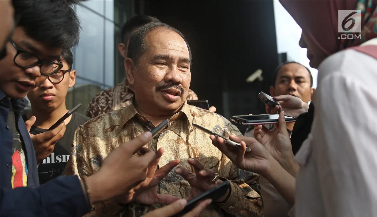 Kepala PPATK Kiagus Ahmad Badaruddin menjawab pertanyaan wartawan usai melakukan pertemuan di Gedung KPK, Jakarta, Selasa (6/3). KPK dan PPATK bertemu untuk memperkuat kerja sama dalam pemberantasan korupsi dan TPPU. (Liputan6.com/Herman Zakharia)