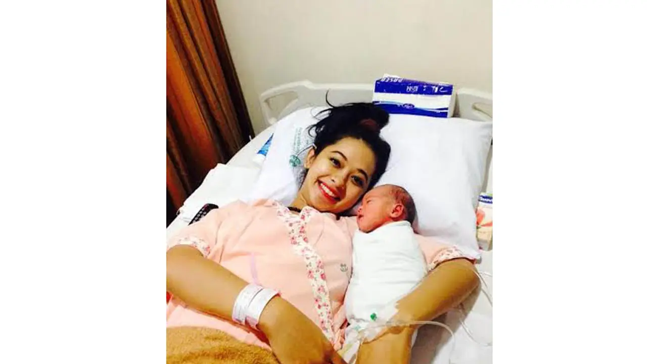 Wajah Mungil Bayi Poppy Bunga