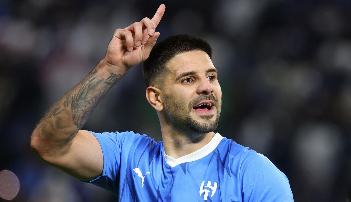 Baru didatangkan Al Hilal dari Fulham pada awal musim 2023/2024 dengan nilai transfer 52,6 juta euro, Aleksandar Mitrovic langsung menjadi andalan di posisi striker. Pemain asal Serbia ini telah tampil dalam 19 laga Al Hilal di Saudi Pro League 2023/2024 dengan torehan 19 gol dan 5 assist. (AFP/Fayez Nureldine)