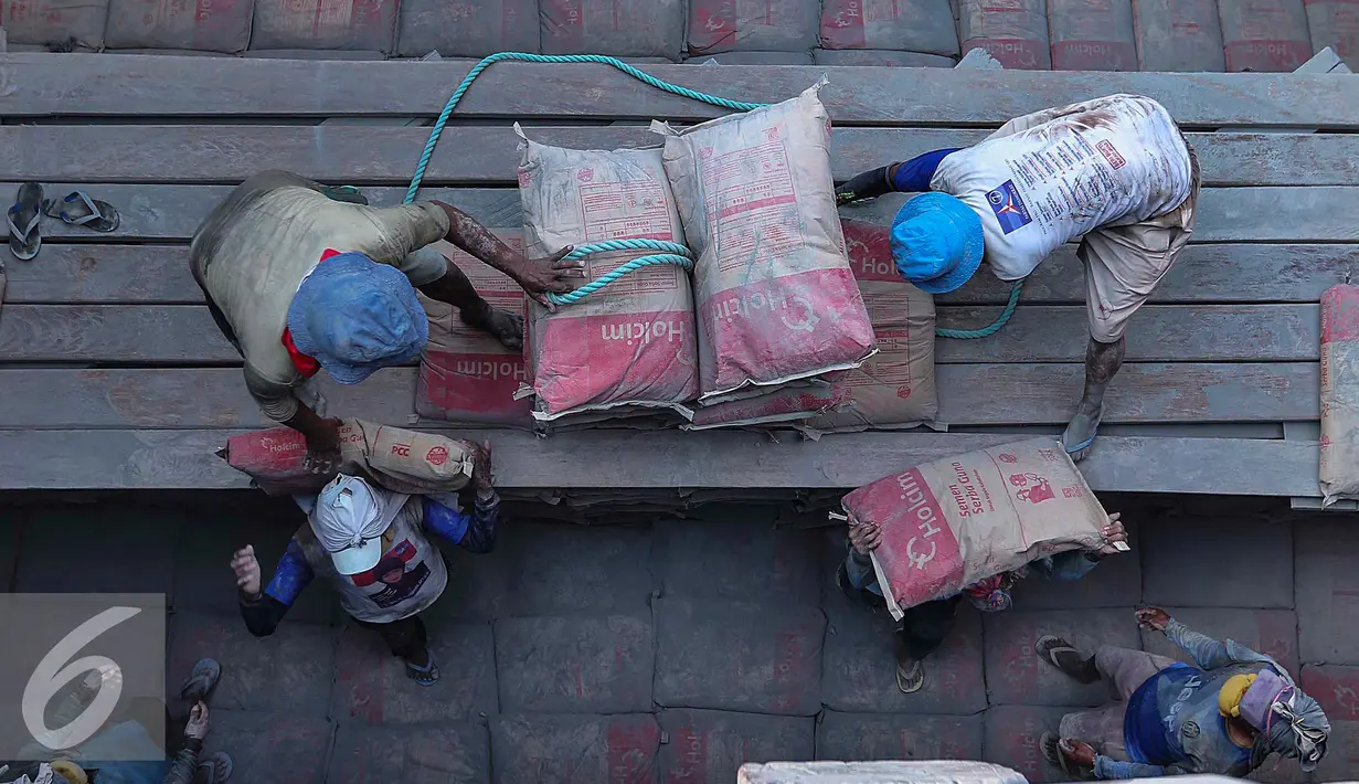 Tepat di depan setiap kapal terdapat truk-truk yang siap untuk dibongkar. Mereka bekerja mulai pukul 08:00-17:00, Jakarta pada 9 agustus 2016. (Liputan6.com/Angga Yuniar)