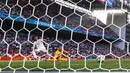 Pemain Spanyol Ferran Torres mencetak gol ke gawang Kroasia pada pertandingan babak 16 besar Euro 2020 di Stadion Parken, Kopenhagen, Denmark, Senin (28/6/2021). Spanyol mengalahkan Kroasia 5-3. (AP Photo/Martin Meissner)