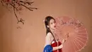 Tidak hanya cantik dengan gaun modern, Angelababy nampak elegan dengan guan tradisional China.