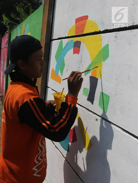 Petugas PPSU Kelurahan Kuningan Timur membuat lukisan mural bertema Asian Games 2018 di Jalan Perintis, Jakarta, Kamis (5/7). Mural tersebut untuk menyambut dan memeriahkan pelaksanaan Asian Games 2018. (Liputan6.com/Arya Manggala)