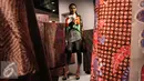 Model membawakan busana batik Kudus rancangan desainer Denny Wirawan saat pagelaran fashion dan pembukaan pop-up store di Jakarta, Rabu (30/9/2015). Menyambut hari Batik Nasional retail Balijava meluncurkan koleksi Batik Kudus. (Liputan6.com/Angga Yuniar)