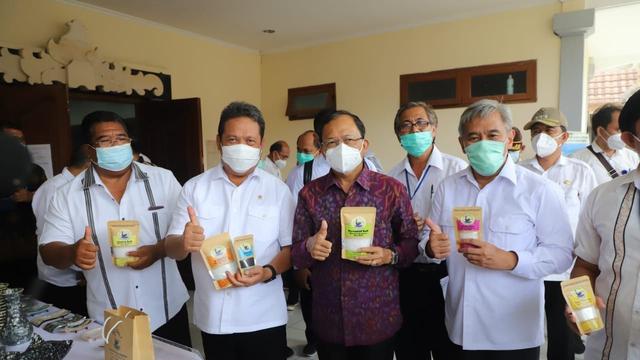 Menteri Kelautan dan Perikanan Sakti Wahyu Trenggono melakukan kunjungan ke Balai Besar Riset Budidaya Laut dan Penyuluhan Perikanan (BBRBLPP) di Kabupaten Buleleng, Bali. (Dok KKP)