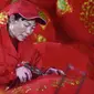 Seorang pekerja membuat lentera merah menjelang perayaan Tahun Baru Imlek 2020 di sebuah pabrik di Wuyi, China, Kamis (26/12/2019). Beberapa keunikan pada tradisi perayaan Imlek yang masih dijalani warga Tionghoa adalah menggantung lentera merah. (Photo by STR / AFP)