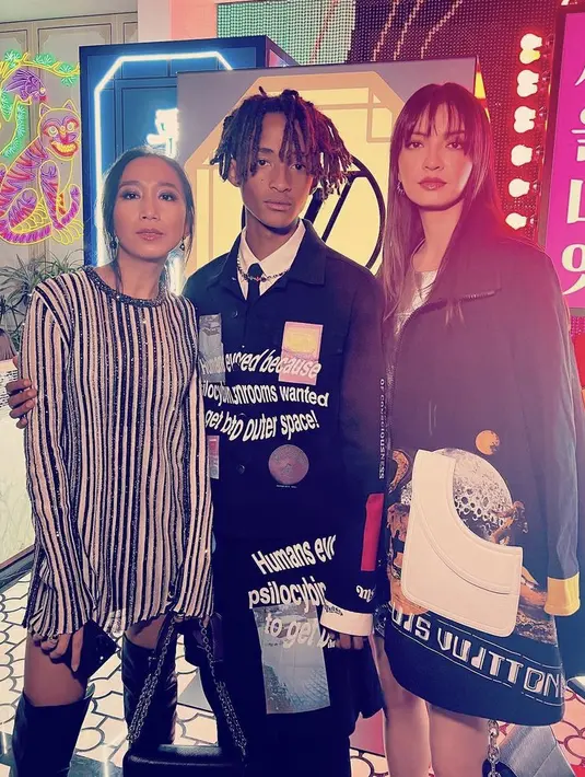 Menghadiri acara fashion show Louis Vuitton di Korea Selatan, Raline mengenakan jaket oversize hitam bermotif. Ia pun berfoto bersama  Jaden Smith. Credit:  (@ralineshah)