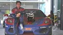 Paul Montolalu berpose bersama Ferarri 430 saat latihan di Sirkut Sentul, Bogor (12/5/2015). Indonesia akan menggelar balap ketegori Super Car yang akan diadakan 23 - 24 Mei 2015. (Liputan6.com/Herman Zakharia)