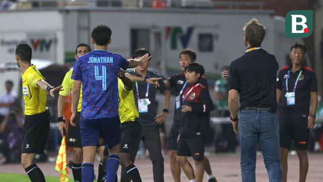 Foto: Aksi Jonathan Khemdee yang Selalu Protes Berlebihan saat Melawan Timnas Indonesia U-23 di SEA Games 2021, Shin Tae-yong Juga Kena