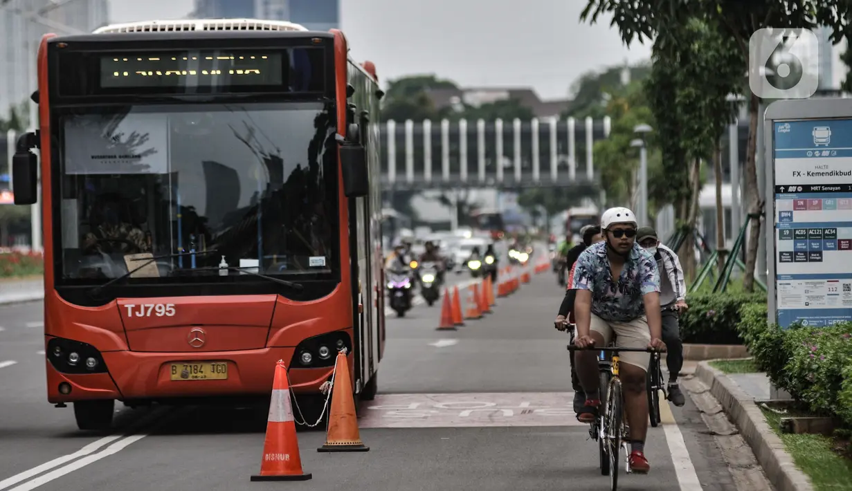 Pengguna sepeda saat berkeliling di Jalan Jenderal Soedirman, Jakarta, Minggu (11/10/2020). Pemprov DKI Jakarta juga memberi kelonggaran aktivitas perkantoran namun dengan pembatasan 50 persen dari kapasitas yang disediakan. (merdeka.com/Iqbal S. Nugroho)