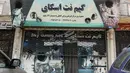 Baz Mohammad Nazir, seorang wakil pejabat dari direktorat Kementerian Kebajikan di Herat mengatakan peraturan tersebut hanya berlaku untuk restoran yang memiliki area hijau, seperti taman, di mana pria dan perempuan dapat bertemu. (AP Photo/Omid Haqjoo)