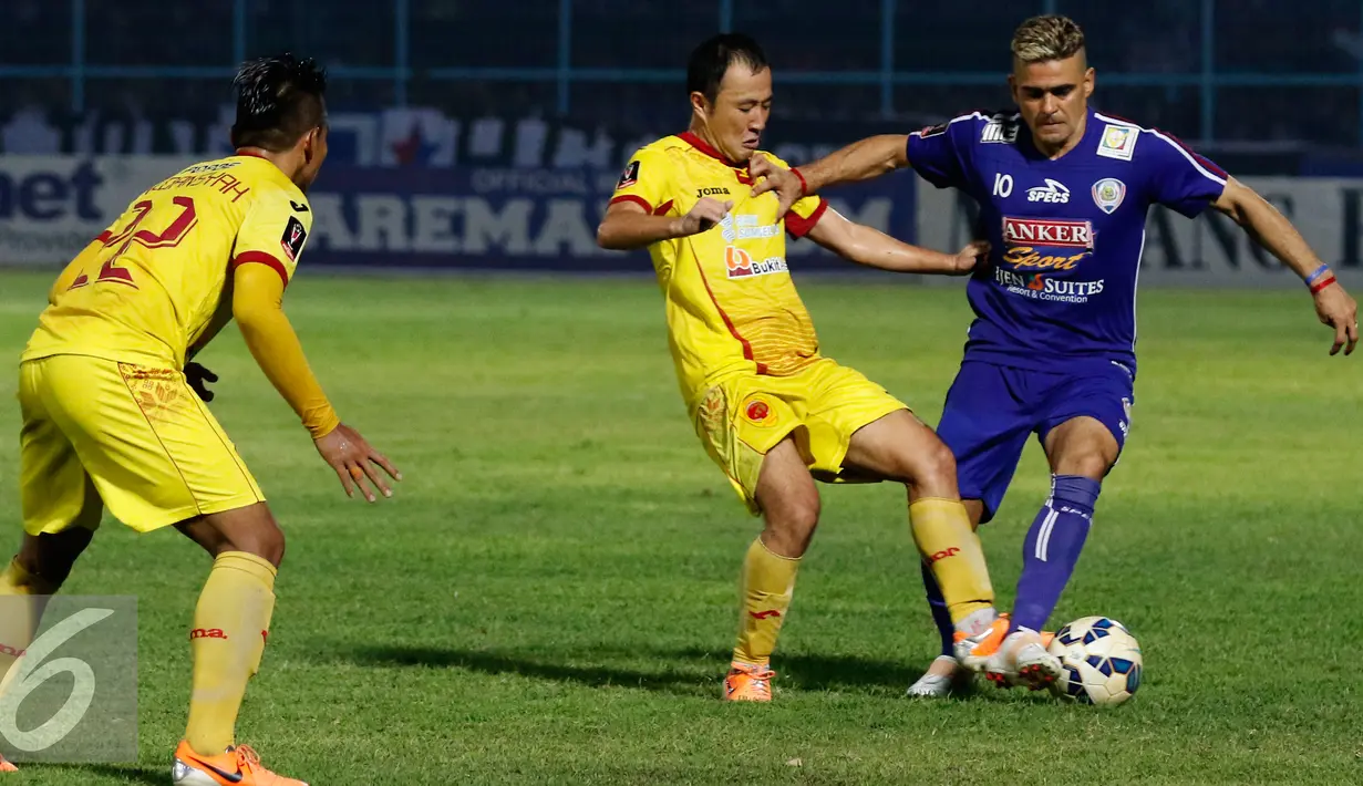 Pemain Arema Cronus,  Cristian Gonzales berusaha melewati hadangan para pemain Sriwijaya FC saat Semifinal Piala Presiden 2015, Malang, Sabtu (3/10/2015). Pertandingan berakhir imbang dengan skor 1-1. (Liputan6.com/Yoppy Renato)