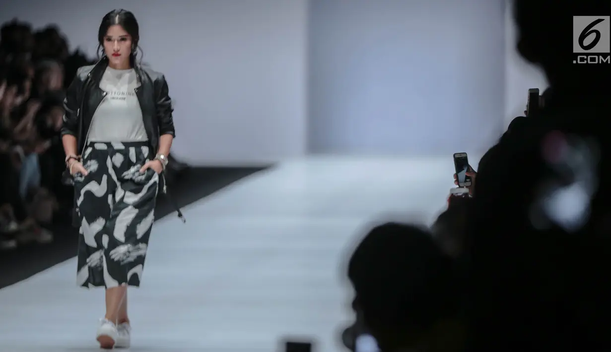 Aktris Dian Sastrowardoyo memperagakan busana bertajuk Cotton Ink x Dian Sastro pada Jakarta Fashion Week 2019 hari ke-5 di Senayan City, Rabu (24/10). "COTTONINK" mempersembahkan sejumlah rancangan dari beberapa artis. (Liputan6.com/Faizal Fanani)