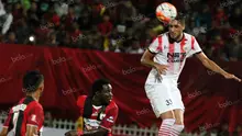 Bek Persija, William Pachecho, membuang bola dari jangkauan pemain Persipura pada laga Torabika Soccer Championship 2016 di Stadion Mandala, Jayapura, Jumat (29/4/2016). (Bola.com/Nicklas Hanoatubun)