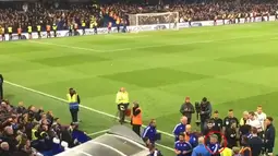 Guus Hiddink mencoba menenangkan para pemainya usai pertandingan melawan Tottenham di Stadion Stamford Bridge, Inggris (3/5). Hiddink menjadi korban saat pemain Chelsea dan Tottenham terlibat ribut usai laga tuntas. (Twitter/@Jonathankydd)