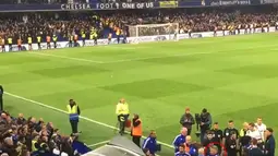 Guus Hiddink mencoba menenangkan para pemainya usai pertandingan melawan Tottenham di Stadion Stamford Bridge, Inggris (3/5). Hiddink menjadi korban saat pemain Chelsea dan Tottenham terlibat ribut usai laga tuntas. (Twitter/@Jonathankydd)