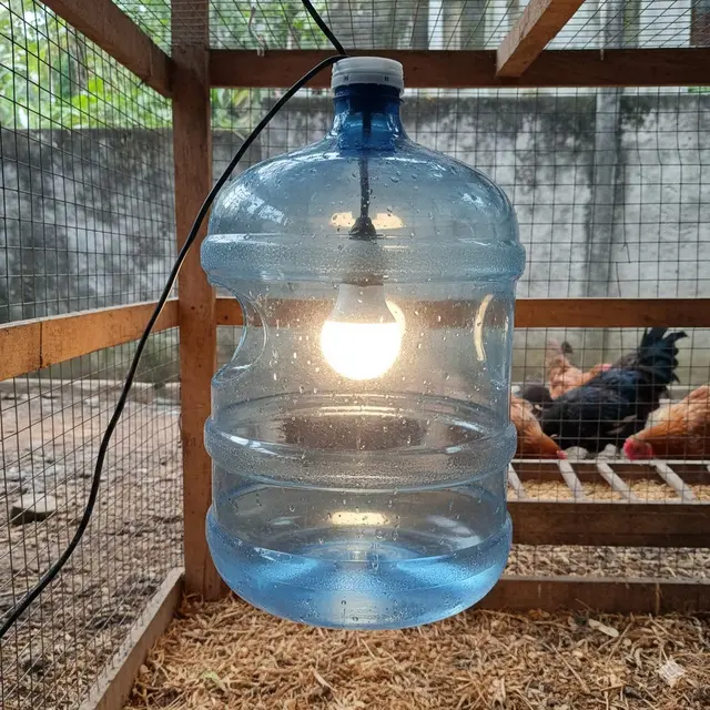 Galon untuk Pelindung Lampu Kandang (Gemini AI)