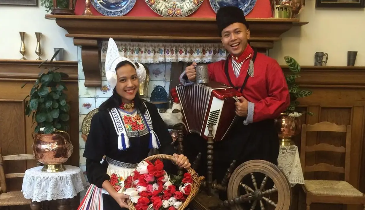 Selama menjalani rumah tangga, Reza Aditya kerap mengajak sang istri liburan bersama. Tak heran, jika keduanya selalu romantis dan mesra. Bahkan, keromantisan pasangan ini pun tak kalah dengan pengantin baru. Saat liburan di luar negeri, mereka terlihat serasi dengan mengabadikan foto dengan kostum unik. (Liputan6.com/IG/@rezaditya17)