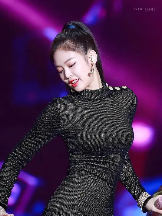 Selain punya wajah yang imut, Jennie BLACKPINK juga punya bentuk badan yang seksi. Ia pun dengan mudah membius para penonton saat tampil di atas panggung. (Foto: koreaboo.com)