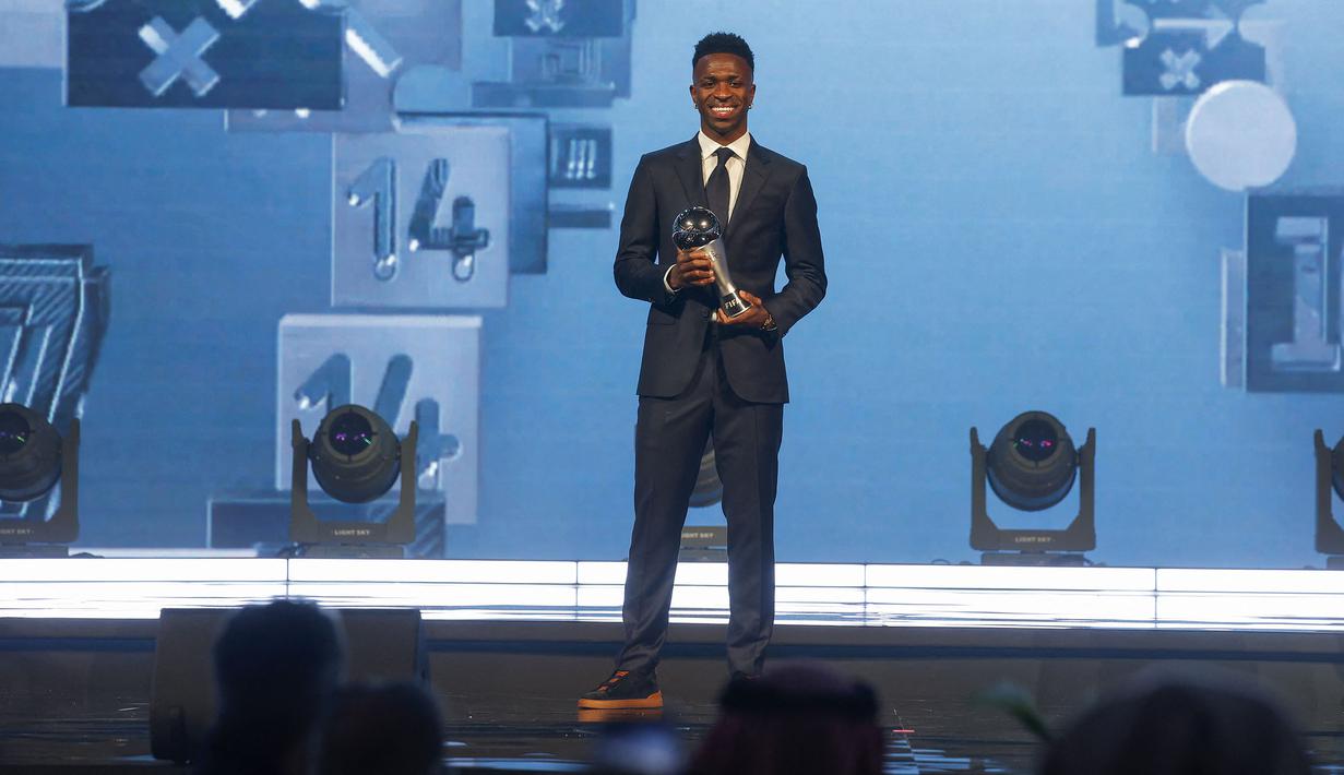 Pemain Real Madrid, Vinicius Jr saat menerima penghargaan pemain pria terbaik FIFA 2024 dalam acara yang berlangsung di oha, Qatar pada Selasa (18/12) malam waktu setempat. (AFP/Karim Jaafar)