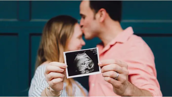 Keguguran/copyright unsplash.com/@kellysikkema