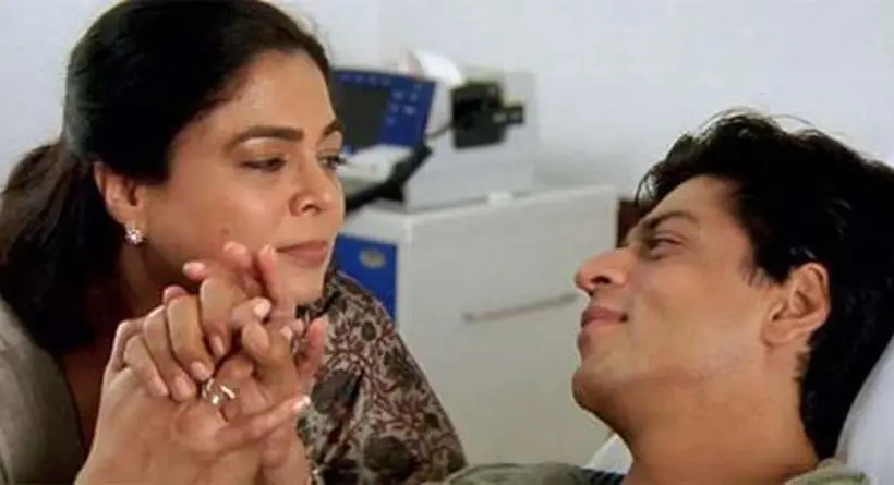 Reema Lagoo bersama Shahrukh Khan dalam film Kuch Kuch Hota Hai.