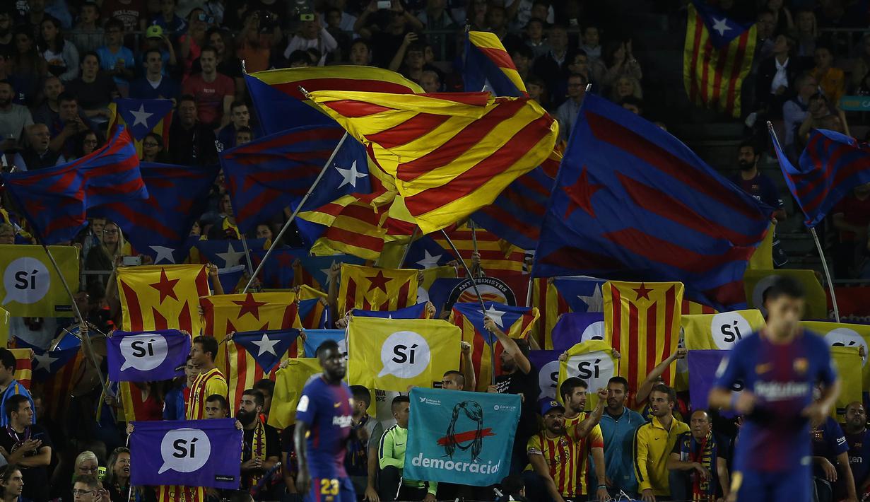 Para suporter Barcelona mengibarkan bendera Katalunya saat melawan Malaga pada laga La Liga di Stadion Camp Nou, Barcelona, Sabtu (21/10/2017). Barcelona menang 2-0 atas Malaga. (AP/Manu Fernandez)