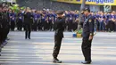 Ketua DPP Partai NasDem Bidang Otda Syahrul Yasin Limpo (kanan) saat memimpin upacara peringatan Hari Kesaktian Pancasila di DPP Partai NasDem, Jakarta, Senin (1/10). Upacara ini bertujuan mengenang jasa pahlawan revolusi. (Liputan6.com/Herman Zakharia)