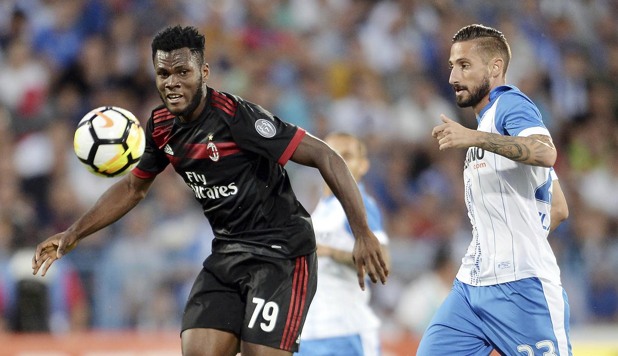 Gelandang AC Milan, Franck Kessie, mengontrol bola saat melawan Craiova, pada laga kualifikasi Liga Europa di Stadion Municipal, Rumania, Kamis (27/7/2017). Craiova kalah 0-1 dari AC Milan. (AP/Alexandru Dobre)