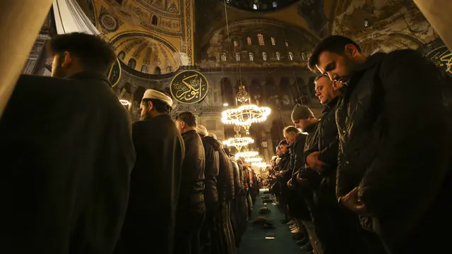 Sholat Tarawih Pertama di Masjid Hagia Sophia Turki