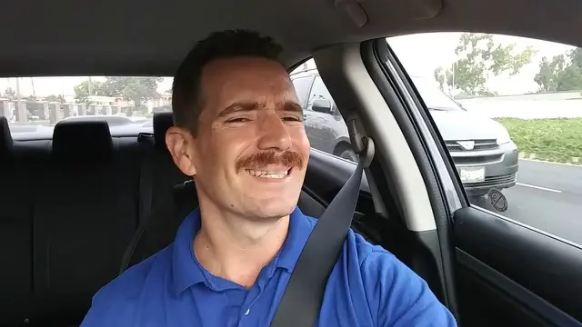 Bule Nyanyi Lagu Gombloh