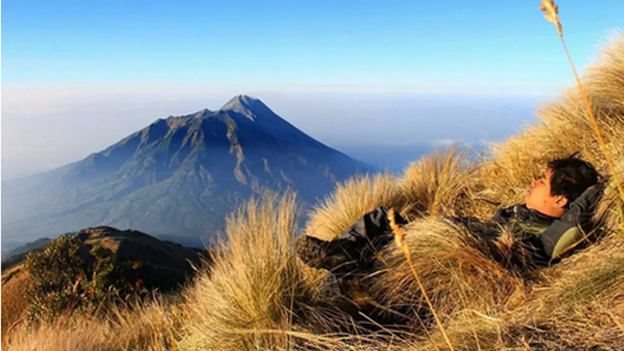 Pemandangan Menawan Lereng Gunung Merbabu Sebelum Terbakar