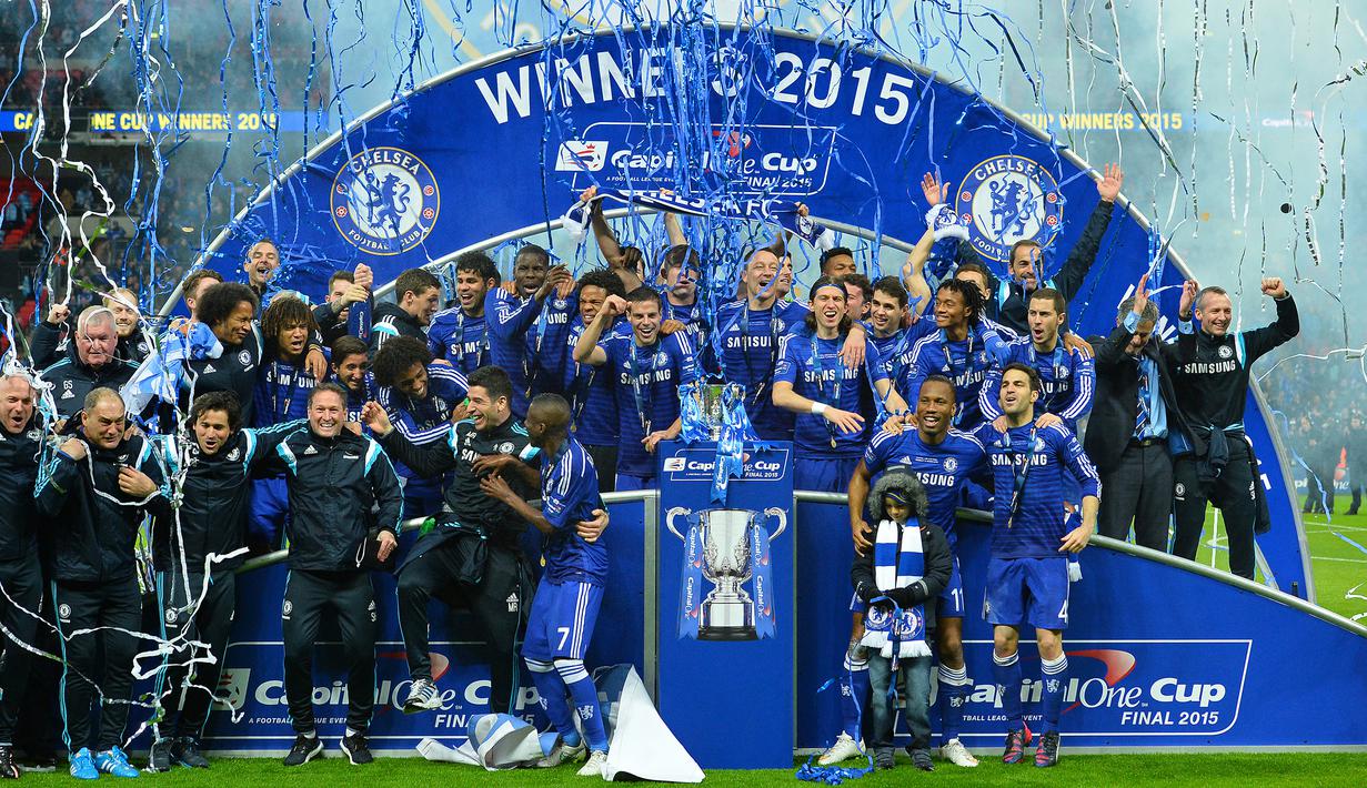 Para pemain Chelsea merayakan gelar Capital One Cup 2014/2015 setelah mengalahkan Tottenham Hotspur pada laga final di Wembley Stadium, London (1/3/2015). Seperti Aston Villa, Chelsea hingga kini juga telah mengoleksi 5 trofi juara Piala Liga Inggris sepanjang sejarah. Trofi terakhir diraih The Blues pada musim 2014/2015 setelah pada laga final menang 2-0 atas Tottenham Hotspur lewat dua gol John Terry dan Diego Costa. (AFP/Glyn Kirk)