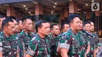 KSAD Jenderal TNI Andika Perkasa (kanan) memberi keterangan pers di Mabes TNI AD, Jakarta, Rabu (9/10/2019). (Liputan6.com/Pool/Dispen TNI AD)