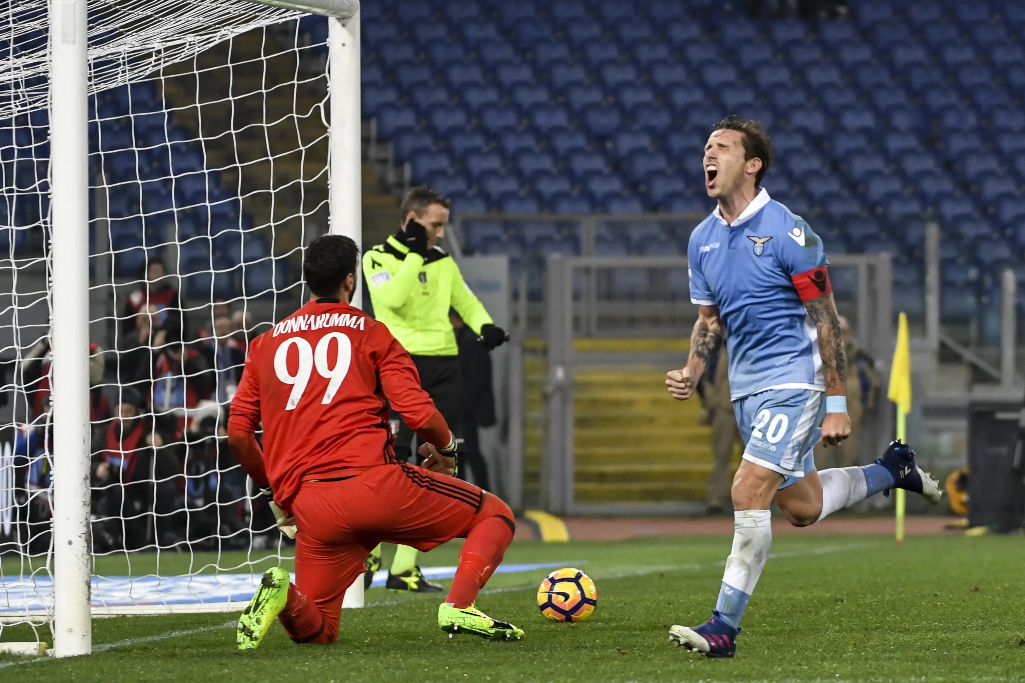 Lucas Biglia saat masih membela Lazio. (ANDREAS SOLARO / AFP)