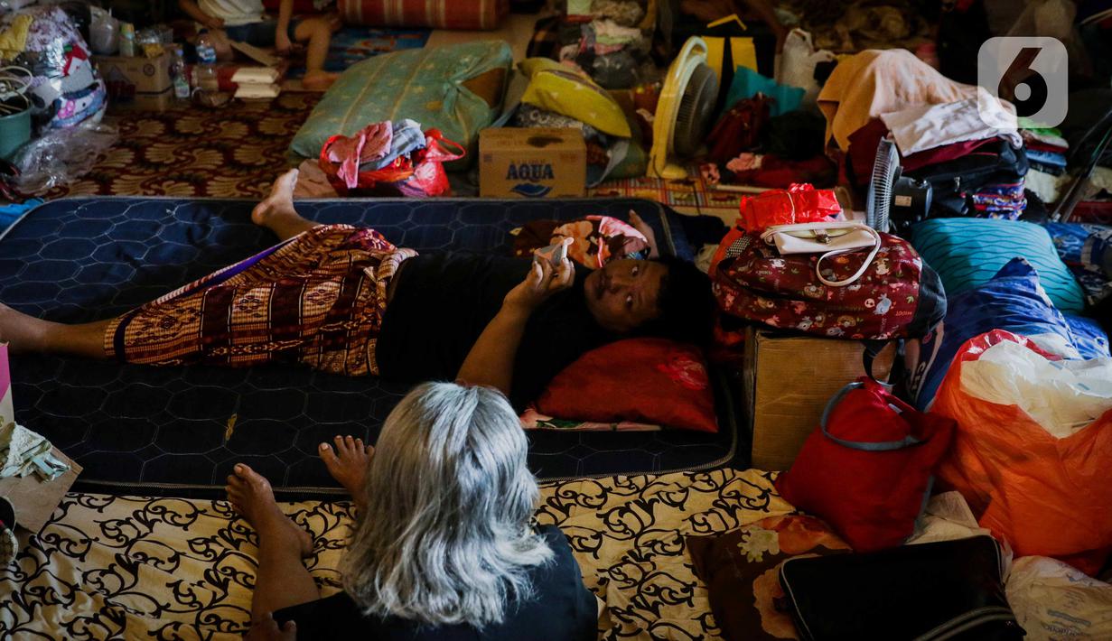 Warga korban banjir masih bertahan mengungsi di GOR Pengadegan, Jakarta, Selasa (7/1/2020). Masih banyaknya warga yang memilih bertahan di pengungsian lantaran kondisi rumah mereka belum memungkinkan untuk ditinggali dan belum adanya arahan dari kelurahan. (Liputan6.com/Faizal Fanani)