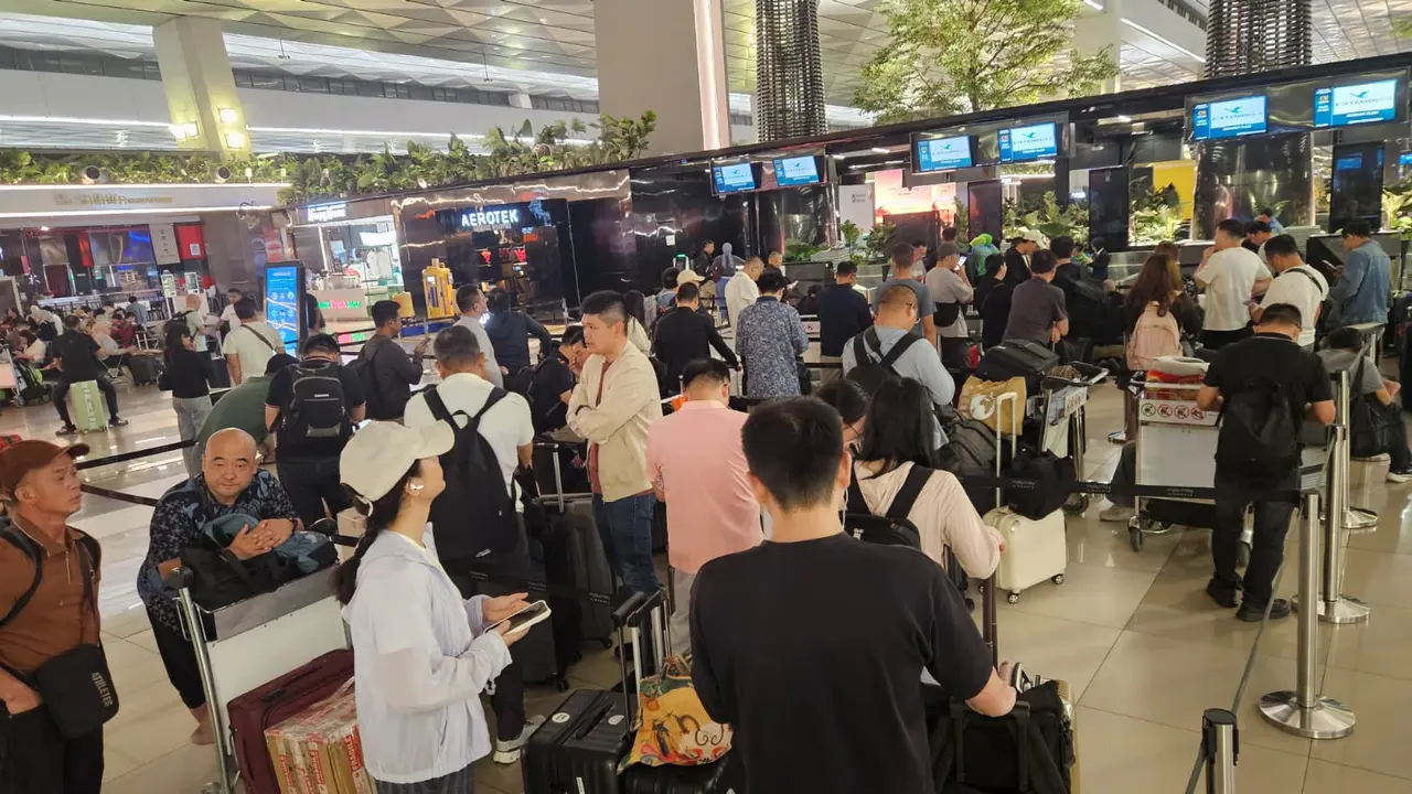 Penumpang Menumpuk di Bandara Soekarnp-Hatta, Pilih Tetap Tinggal untukPantau Penerbangan