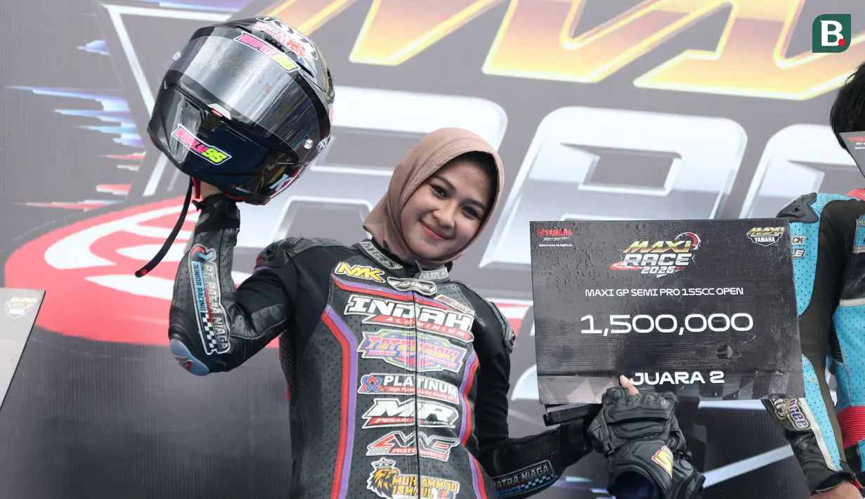 Eca Sabana berhasil meraih podium pada kelas Maxi GP Semi Pro 155CC Open di Yamaha Cup Race 2026 yang berlangsung di Sirkuit Puncak Mario, Sidenreng Rappang (Sidrap), Sulawesi Selatan, Minggu (19/4/2026). (Bola.com/Abdul Aziz)